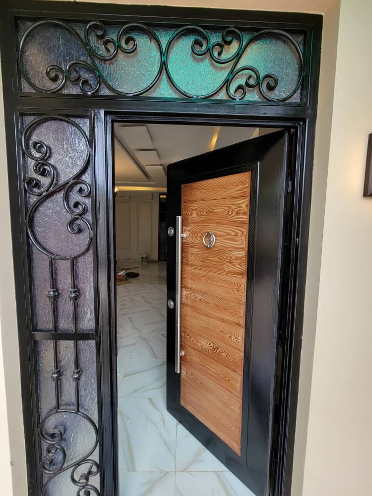 Entry & security detail